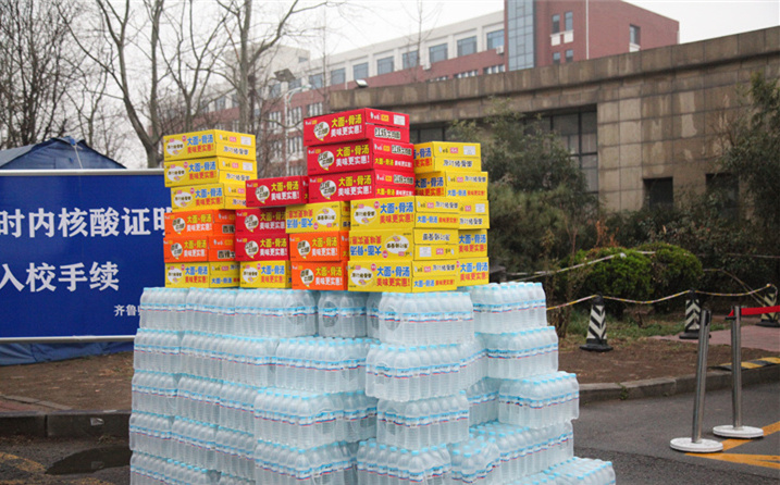 2月25日，山東金格瑞機械有限公司派代表來到齊魯師范學(xué)院捐贈防疫物資，保障校園防疫物品備足備齊，助力學(xué)校的疫情防控工作。