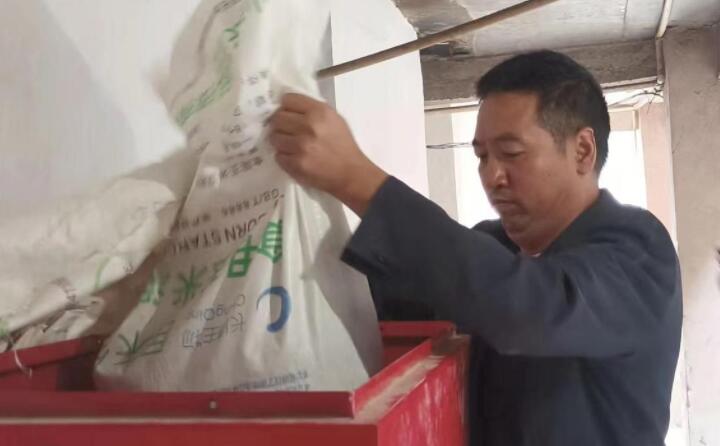 煙農(nóng)為“料斗”添加木屑顆粒機(jī)的生物質(zhì)顆粒燃料 煙農(nóng)為“料斗”添加木屑顆粒機(jī)的生物質(zhì)顆粒燃料